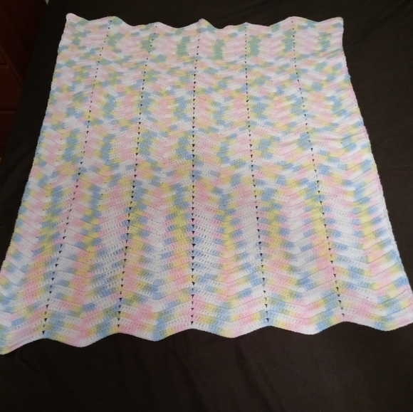 👶🎇CROCHET 🆕 THROW COVERING🎆 - Picture 4 of 8